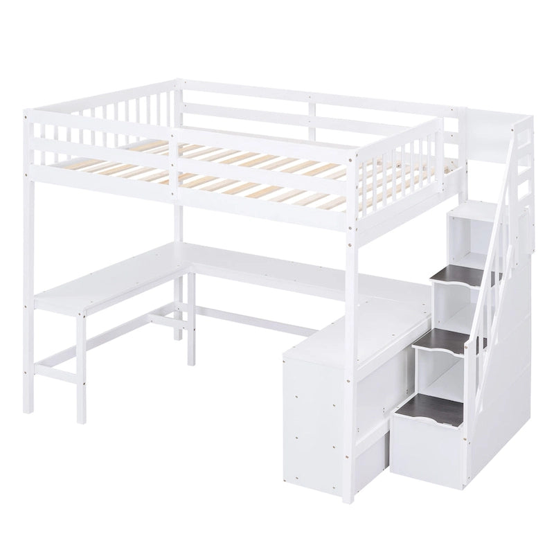 Cama alta de madera de pino blanca de tamaño completo con escritorio en forma de L incorporado y estantes de almacenamiento de tres niveles, y escalera de almacenamiento adjunta.