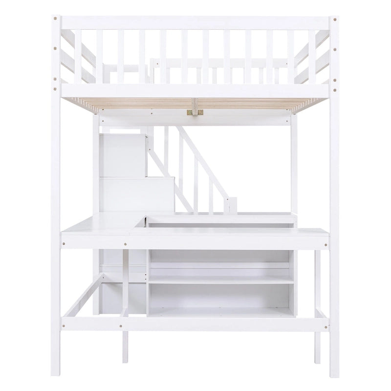 Cama alta de madera de pino blanca de tamaño completo con escritorio en forma de L incorporado y estantes de almacenamiento de tres niveles, y escalera de almacenamiento adjunta.