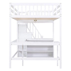Cama alta de madera de pino blanca de tamaño completo con escritorio en forma de L incorporado y estantes de almacenamiento de tres niveles, y escalera de almacenamiento adjunta.
