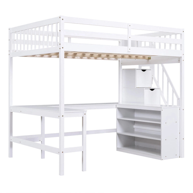 Cama alta de madera de pino blanca de tamaño completo con escritorio en forma de L incorporado y estantes de almacenamiento de tres niveles, y escalera de almacenamiento adjunta.