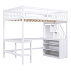 Cama alta de madera de pino blanca de tamaño completo con escritorio en forma de L incorporado y estantes de almacenamiento de tres niveles, y escalera de almacenamiento adjunta.
