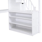 Cama alta de madera de pino blanca de tamaño completo con escritorio en forma de L incorporado y estantes de almacenamiento de tres niveles, y escalera de almacenamiento adjunta.