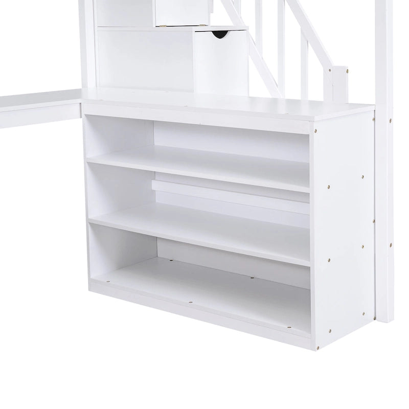 Cama alta de madera de pino blanca de tamaño completo con escritorio en forma de L incorporado y estantes de almacenamiento de tres niveles, y escalera de almacenamiento adjunta.