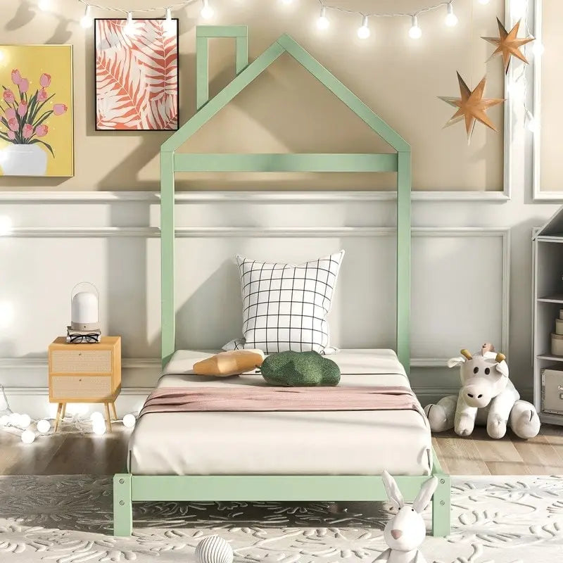 Cama de plataforma de madera individual con cabecero en forma de casa para niños