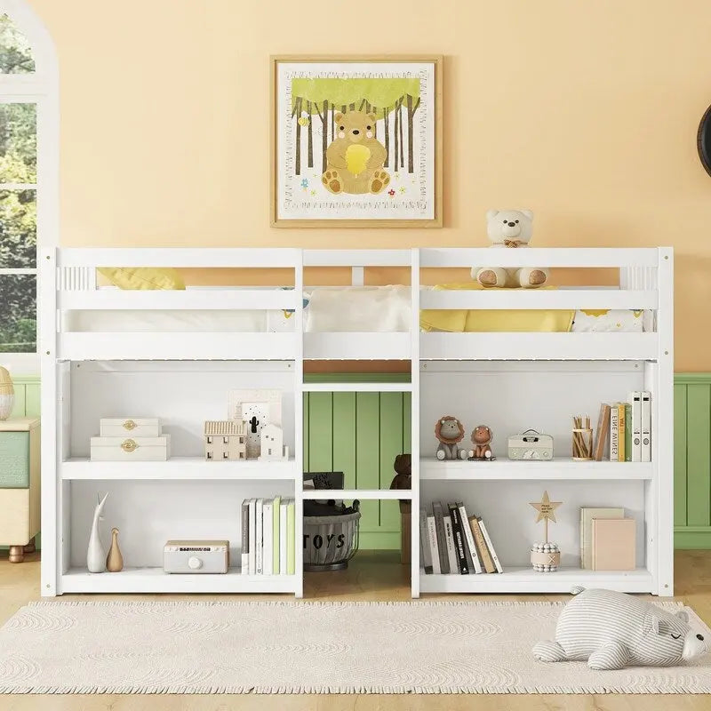 Cama infantil baja tipo loft individual con estantes de dos niveles y luz LED