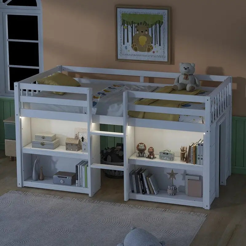 Cama infantil baja tipo loft individual con estantes de dos niveles y luz LED